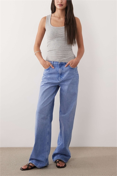 Джинсы «папа» с широкими брючинами артикул 153838892