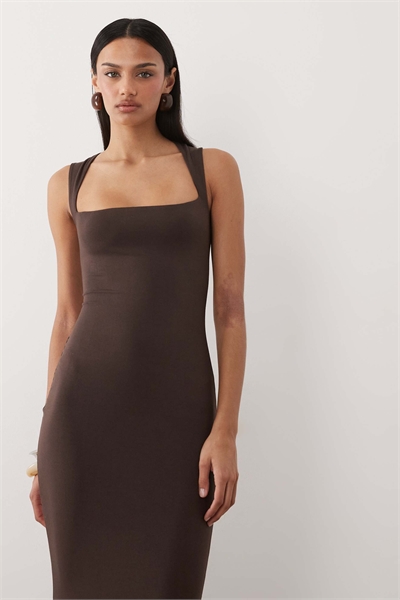 Платье-миди с квадратным вырезом и облегающим силуэтом, шоколадного цвета артикул 156182763