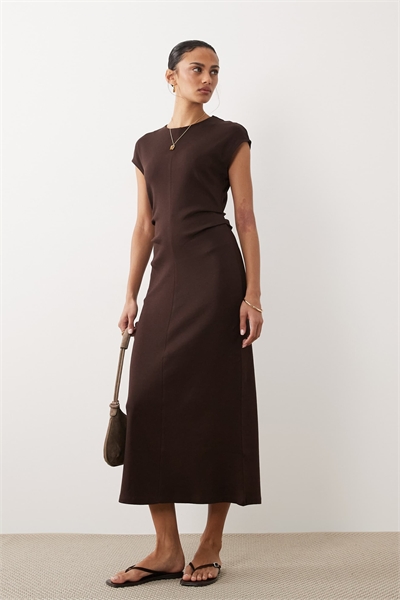 Платье средней длины с рукавами-крылышками и сборками на талии, коричневого цвета артикул 156174046