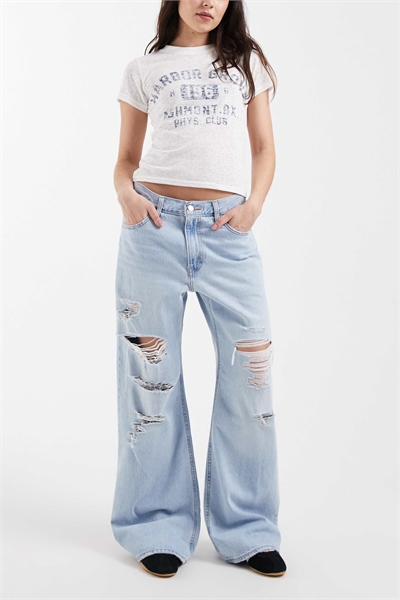 Джинсы свободного кроя с растрепанным низом и порезами артикул 150044518