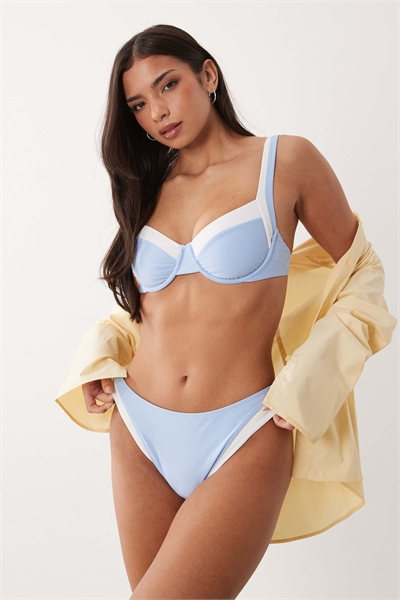 Бикини-трусики средней посадки с контрастными деталями, синего цвета артикул 155637675