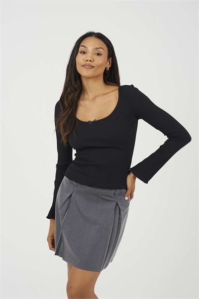 Топ с ребристой горловиной и волнистым подолом артикул 156387294