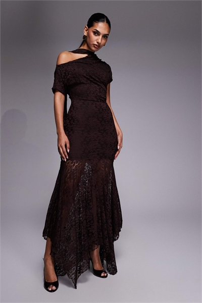 Эксклюзивное макси-платье с открытыми плечами, украшенное струящимся кружевом и прозрачным подолом артикул 155168049
