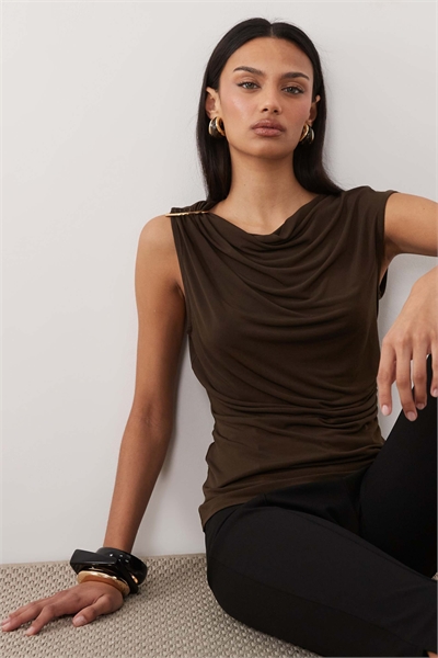 Асимметричный топ без рукавов с металлическими элементами на плечах артикул 156172281