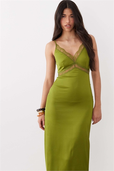 Макси-платье с атласным блеском и кружевными вставками артикул 153146748