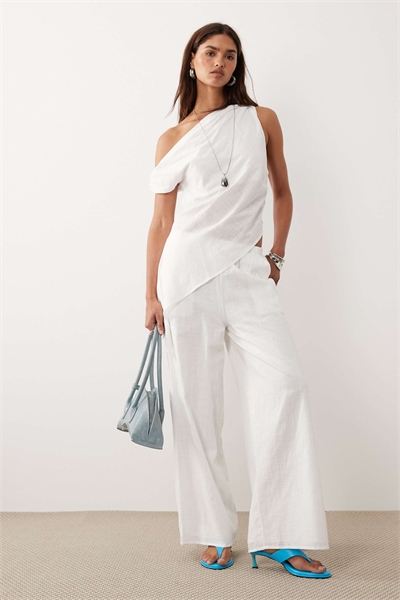 Комплект из топа с открытыми плечами и брюк от Tasi артикул 154848661