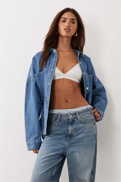 Джинсовая рубашка с заниженными плечами и длинными рукавами артикул 154848639