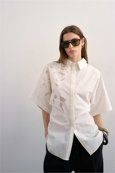 Рубашка с ажурным вырезом и короткими рукавами артикул 150559014