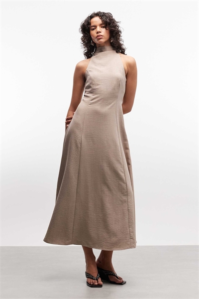 Макси-платье с высоким воротником, без рукавов, свободного кроя, под льняную ткань артикул 152465483