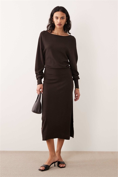 Платье средней длины с лодочным вырезом шоколадного цвета артикул 155128934