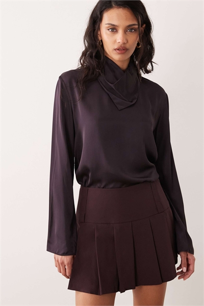 Блузка с высоким воротником и длинными рукавами из атласа артикул 155128947