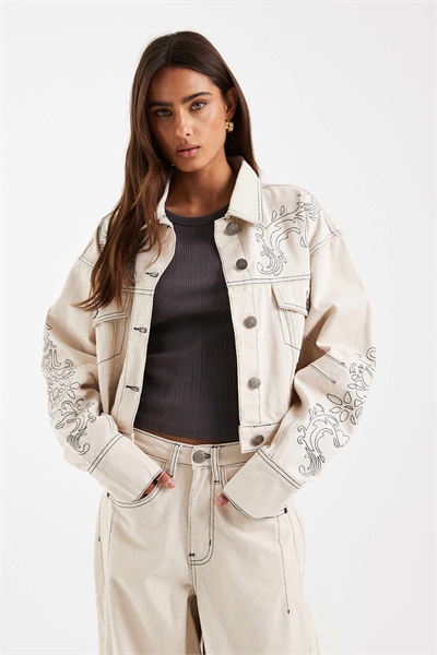 Джинсовая куртка с объемными рукавами и закругленным низом, украшенная вышивкой артикул 153564713