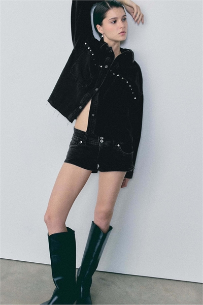Укороченная джинсовая рубашка с заклепками артикул 156373808