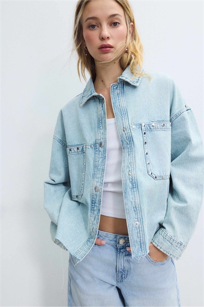 Укороченная джинсовая рубашка с заклепками артикул 156374080