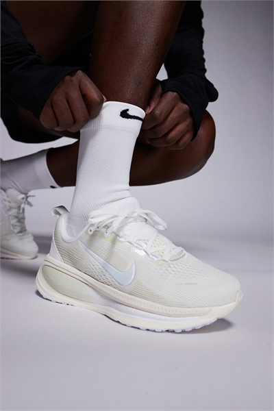 Кроссовки Vomero 18 артикул 149998011