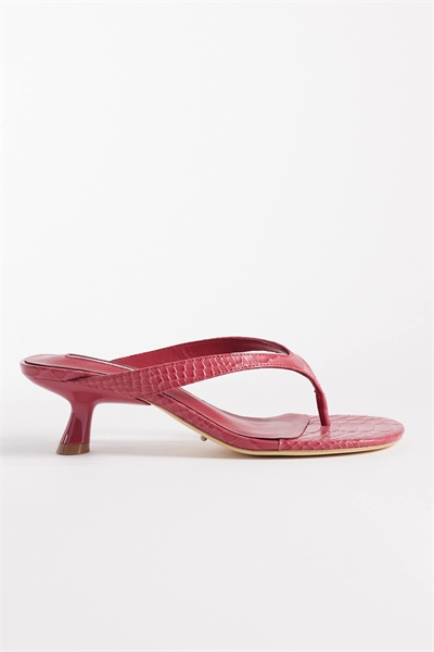 Босоножки Krista на низком каблуке с ремешком между пальцами артикул 153788785