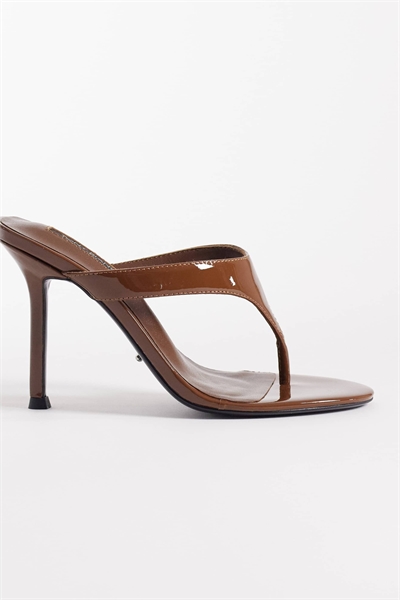 Сандалии на каблуке с перемычкой между пальцами от Dynasty артикул 153788800