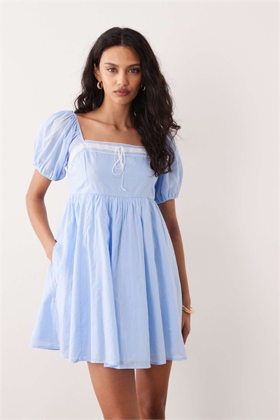 Мини-платье с квадратным вырезом и буфчатыми рукавами в стиле «доярки» артикул 155637502