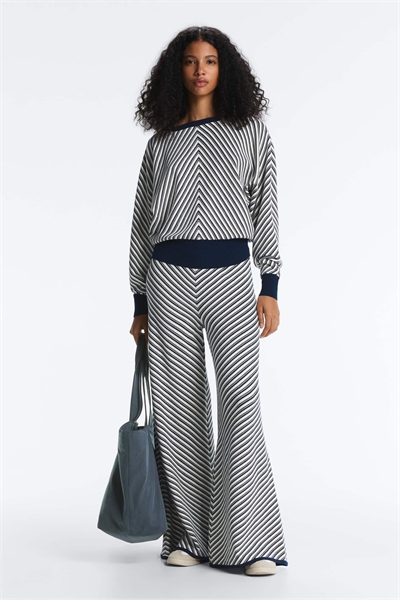 Трикотажные брюки с широкими брючинами и диагональной полоской артикул 156401183