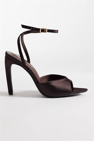 Сандалии на ремешках с завязками и каблуком артикул 154647172