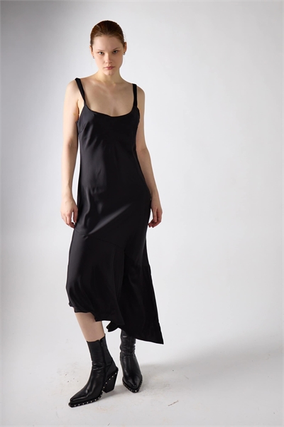 Асимметричное платье средней длины с косым кроем из черного атласа артикул 156072361