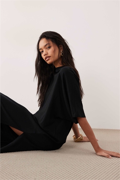 Платье-миди из футболки Batwing черного цвета артикул 152901711