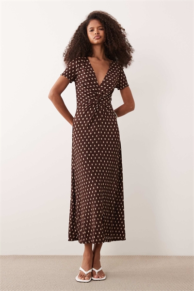 Платье средней длины с V-образным вырезом спереди и узором в горошек коричневого и кремового цветов артикул 156174050