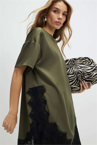 Футболка из атласа с асимметричным кружевом артикул 156335241