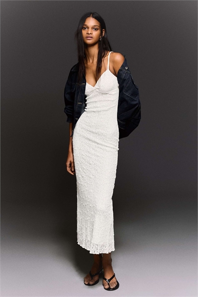 Белое платье средней длины с кружевными бретелями артикул 156341127