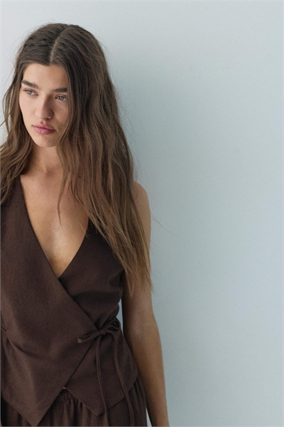 Жилет из смесовой ткани с льняными вставками и завязками по бокам артикул 155970312