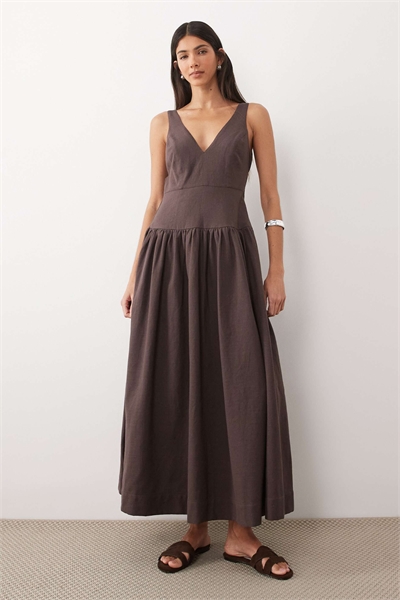 Короткое платье-сарафан с глубоким V-образным вырезом и заниженной талией, коричневого цвета артикул 153151671