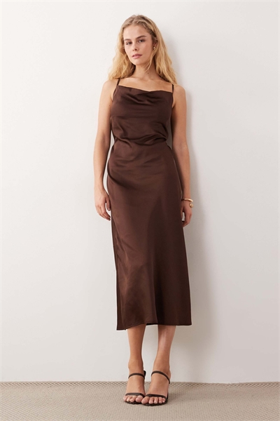 Атласное платье-миди с капюшоном коричневого цвета артикул 155515941