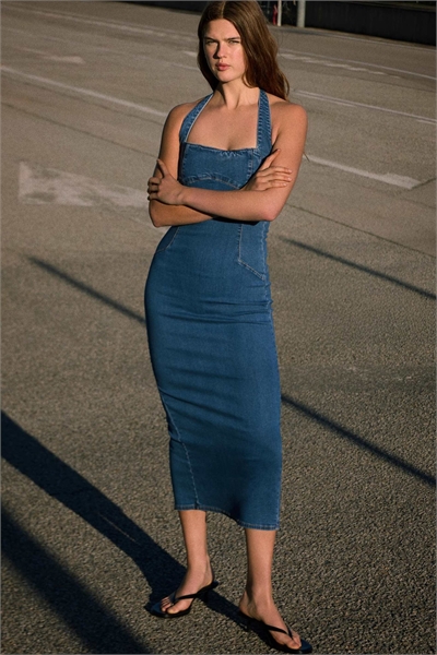 Джинсовое платье средней длины средне-синего цвета артикул 156004726