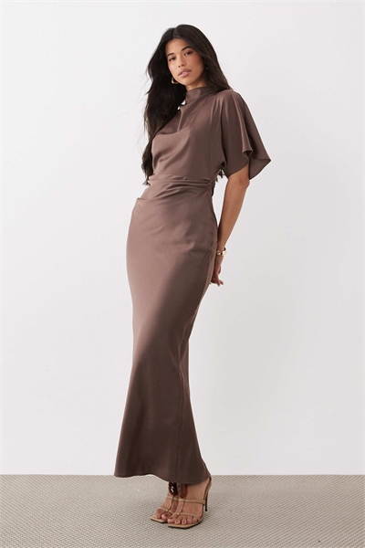 Атласное макси-платье-блузон с высоким воротником и рукавами-крылышками артикул 154959925