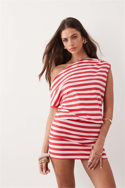 Эксклюзивное мини-платье с приталенной юбкой и асимметричными плечами артикул 154853516