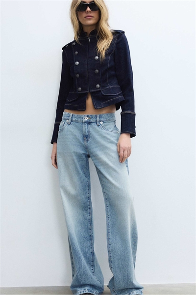 Низкопосадные джинсы прямого кроя с карманами, украшенными заклепками артикул 156440858