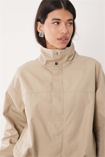 Костюм с короткой курткой с высоким воротником артикул 155003895