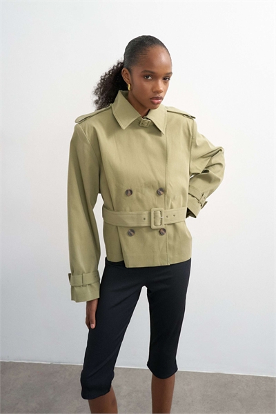 Укороченный тренч с воротником-воронкой артикул 155035930