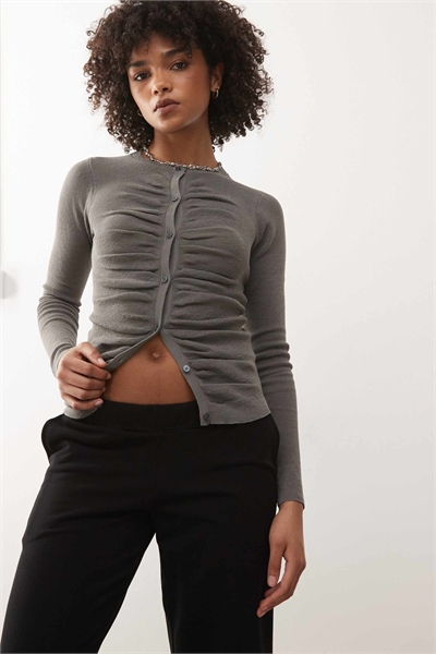 Вязаный кардиган приталенного кроя с рюшами артикул 154328716