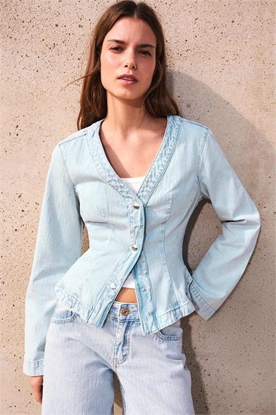 Джинсовая куртка с пеплумом и текстурным рисунком в полоску, светло-голубого цвета артикул 156387865