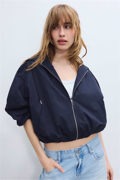 Простая нейлоновая куртка с капюшоном артикул 156250799