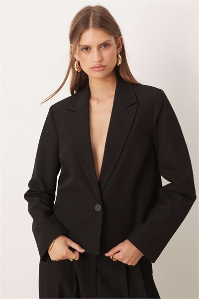 Короткий блейзер черного цвета, сшитый на заказ артикул 150227421