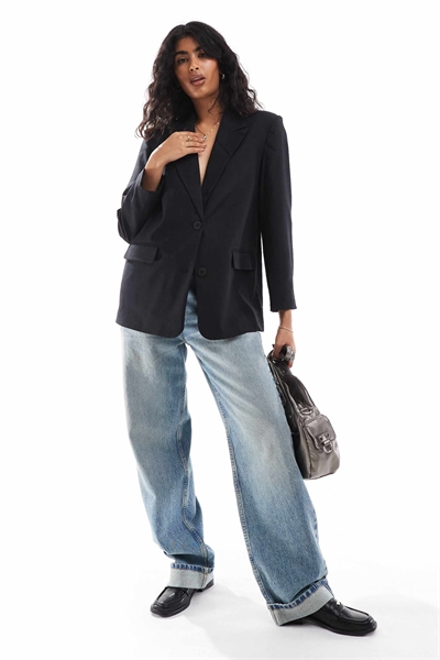 Оверсайз-блейзер с заостренными плечами в черном цвете артикул 137130540