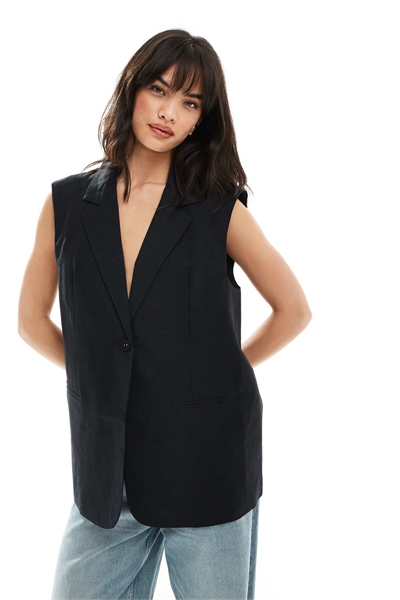 Приталенный блейзер без рукавов из льна артикул 133628748