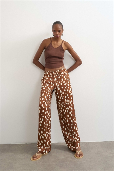 Брюки с широкими брючинами и атласным поясом артикул 155575595