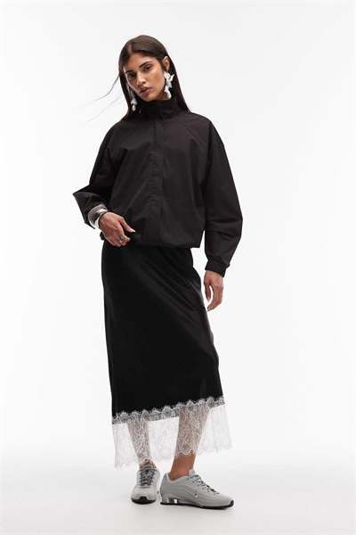 Атласная юбка с контрастным кружевным подолом артикул 152313443