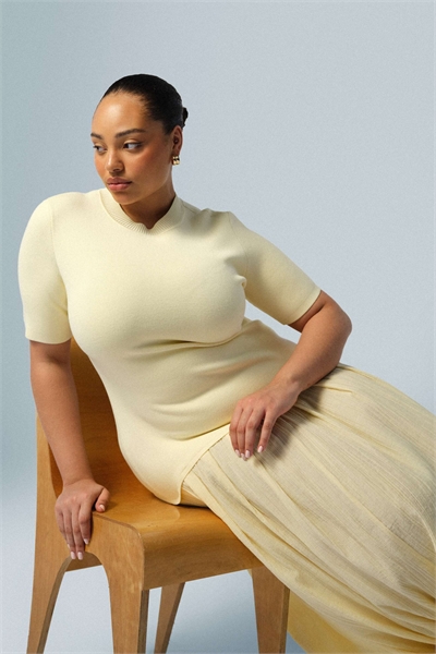 Гибридное платье-миди с коротким рукавом из вязаного трикотажа, цвет «сливочное масло» артикул 151999117