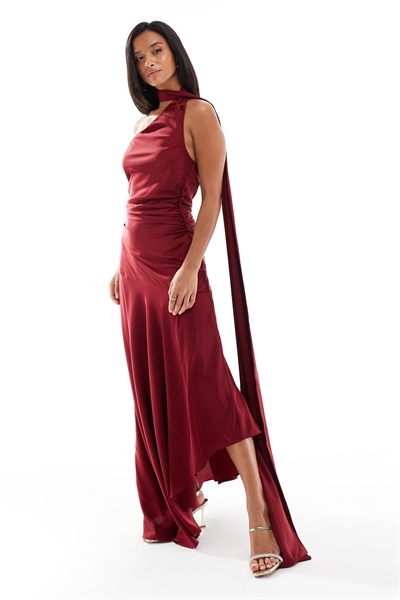 Асимметричное макси-платье из атласа для подружки невесты с воротником-шарфом артикул 150150124