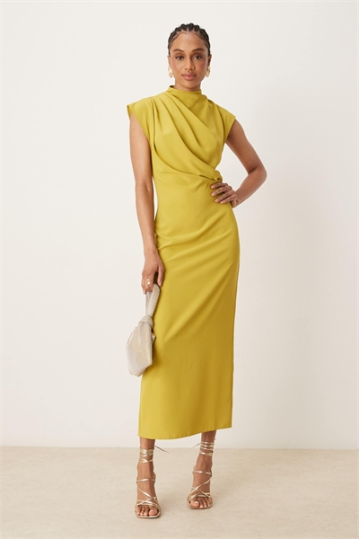ASOS DESIGN Длинное платье-миди без рукавов с высоким воротником и драпировкой на шее, золотого цвета артикул 147589576
