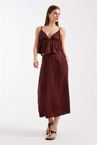 Комплект из топа на бретелях и юбки из льна бордового цвета артикул 154693200